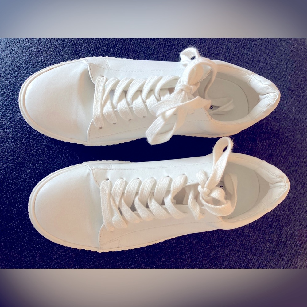 Women’s Steve Madden, Hanly Sneakers. Size 8, very gently worn